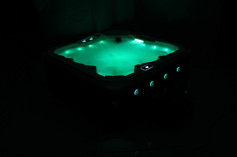Victoria Outdoor Whirlpool LED